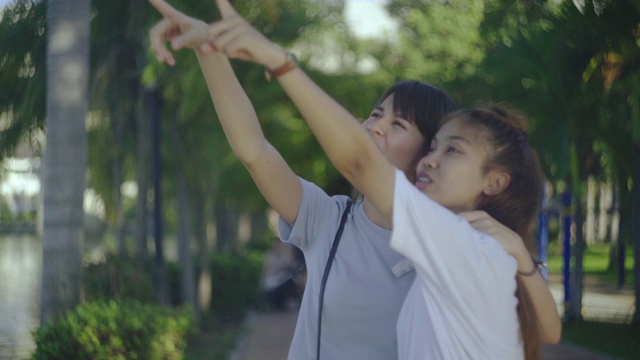 快乐的女人或朋友漫步在夏季公园假日视频素材