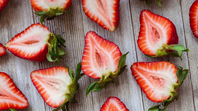 新鲜美味的半熟草莓放在质朴的木桌上视频素材