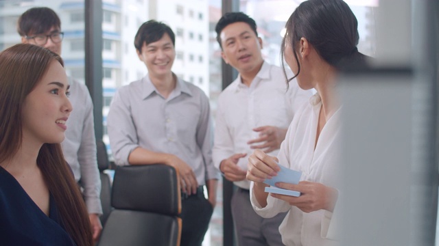 亚洲商务人士开会头脑风暴的想法，进行业务演示项目同事一起工作，计划，成功的策略，享受团队在小型现代办公室。视频素材