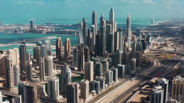 高角度显示迪拜码头，阿拉伯联合酋长国视频下载