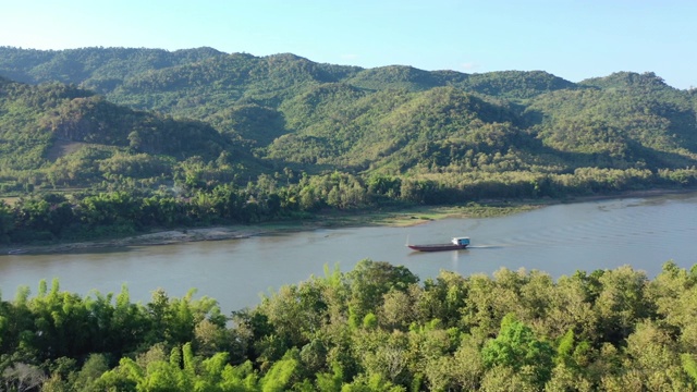 湄公河老挝无人机飞向沿湄公河巡航的老挝船只视频下载