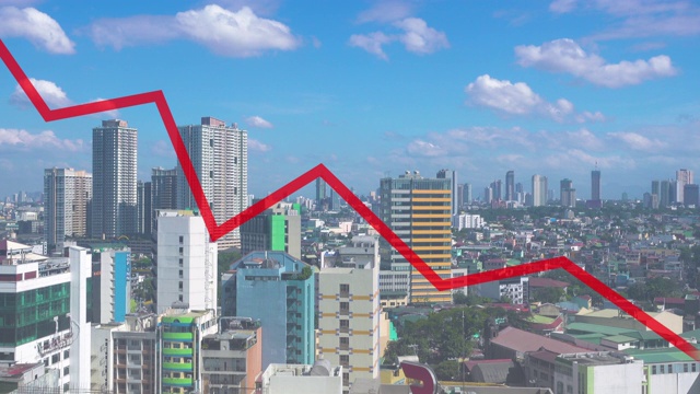 菲律宾马尼拉危机的概念。以城市摩天大楼为背景的红色折线图视频素材