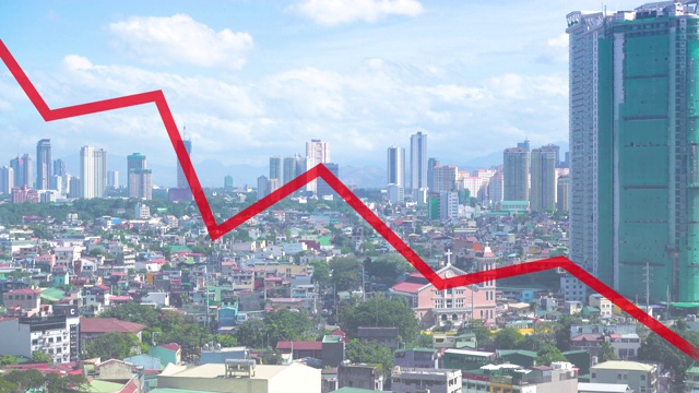 马尼拉菲律宾金融区危机概念。以马卡蒂摩天大楼为背景的红色折线图视频素材
