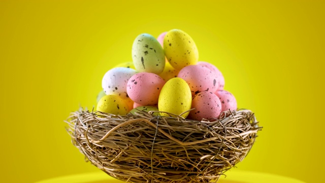 复活节彩蛋在黄色背景的巢视频下载