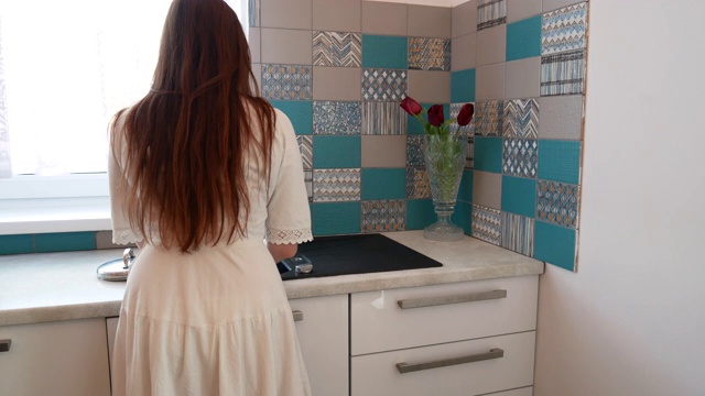 女孩洗碗。视频素材