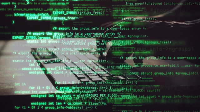 男性程序员在笔记本电脑上输入程序代码。绿色源代码覆盖。编码和信息全息图。个人数据保护、密码安全、私钥和网络攻击防范的概念。视频素材