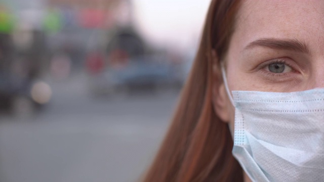 在街上戴着防护面具的女人视频下载