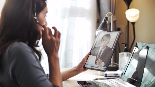 亚洲女商人在家里用数字平板电脑与她的老板进行视频通话视频素材