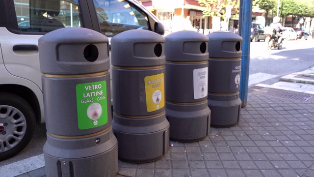 罗马街道上摆放着灰色的塑料垃圾桶，垃圾箱上有专门的标识，用来分类玻璃、塑料、卡通和有机垃圾，以便进一步回收利用。意大利的生态问题视频下载