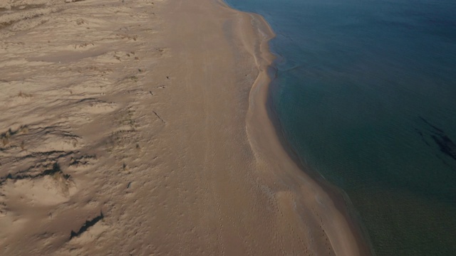 野生沙滩，沙丘和清澈的海水视频下载