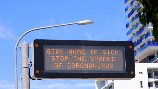 高速公路冠状病毒预警标志COVID-19视频下载