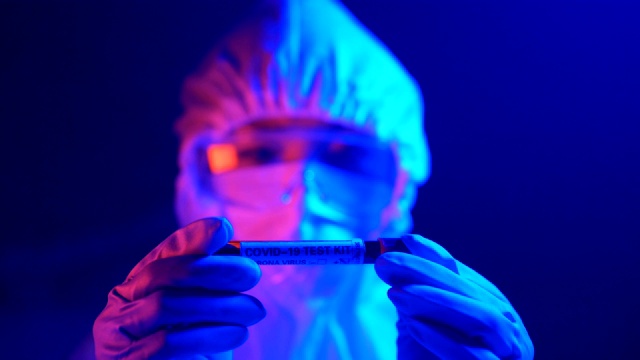 科学家正在研究Covid-19血液样本视频素材