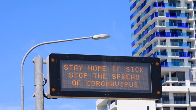 高速公路冠状病毒预警标志COVID-19视频素材