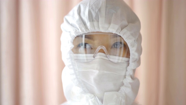 CU女医生戴口罩和护目镜的肖像，中国。视频素材