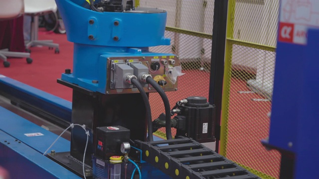 远程控制机器人手臂焊机在工厂的工作。视频素材