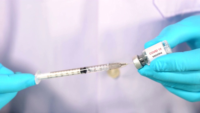 实验室正在为病人接种医用手和注射器视频素材