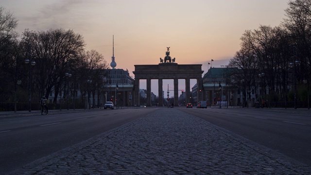 柏林，勃兰登堡门时间流逝，黑夜到白天的过渡视频素材