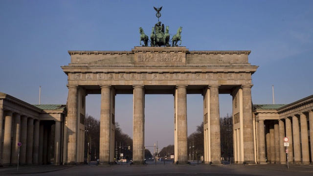 柏林，勃兰登堡门的时间在日出时流逝视频素材