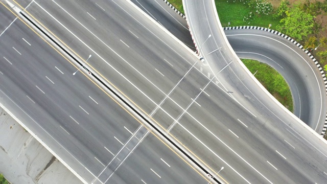 白天空旷荒凉的公路或州际公路的4k视频。运输物流概念视频素材