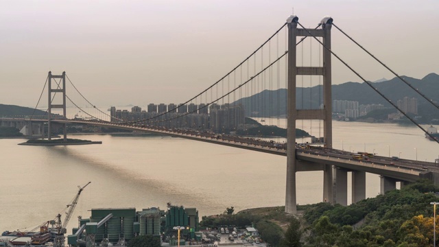 日落时分在香港青衣地区的青马桥进行的延时运输。视频素材