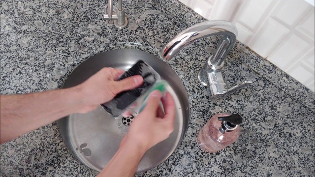 用肥皂和海绵清洗手机，保护新冠病毒视频下载