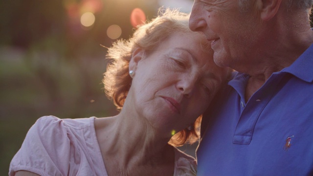 享受着过去的退休生活和婚姻生活视频素材