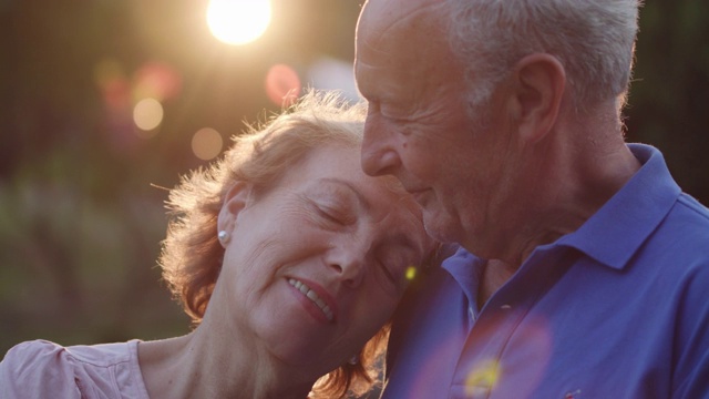 在户外享受阳光的同时，深情的老年夫妇结合在一起视频素材