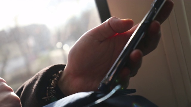 在火车上用手机查看电子邮件和上网的人视频素材