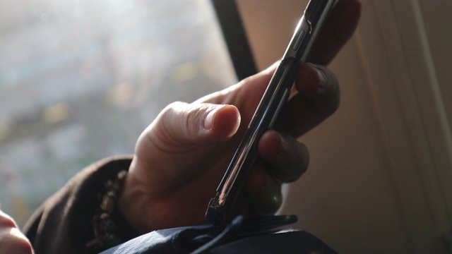 在火车上用手机查看电子邮件和上网的人视频素材