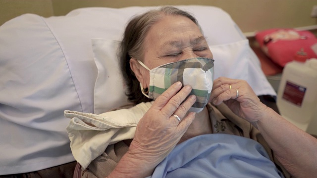 在医院戴医用口罩的亚洲老年女性病人视频素材