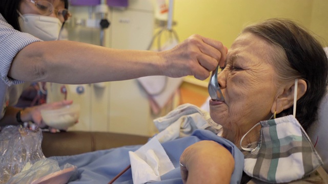 一个女人在医院里喂年长的女病人视频下载