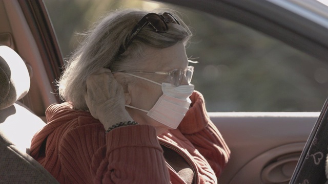 老年人在车内使用洗手液和口罩预防COVID-19视频素材