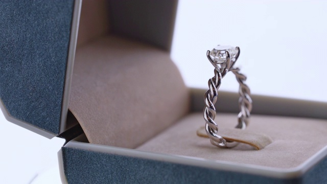 真正的女人纸牌钻石戒指在盒子打开白色背景视频素材