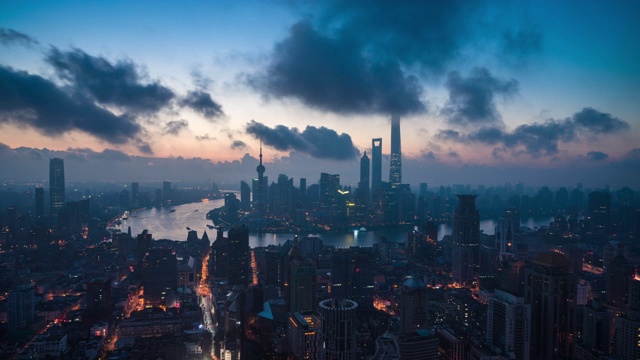 高处宽阔的上海城市景观从黎明到白天的过渡视频下载