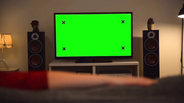 女人在家看彩色键绿屏电视视频下载