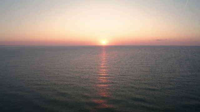 平静的海面上美丽的日出视频下载