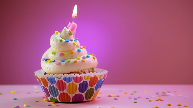 生日装饰纸杯蛋糕撒了糖屑视频素材