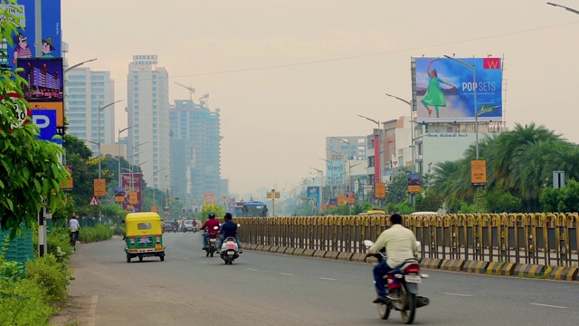2020年3月30日，印度古吉拉特邦拉杰科特:-国家公路，汽车，出租车，自行车和卡车。视频素材