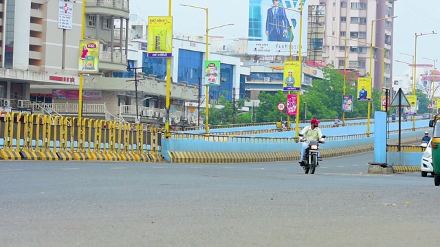 2020年3月30日，印度古吉拉特邦拉杰科特:-国家公路，汽车，出租车，自行车和卡车。视频素材