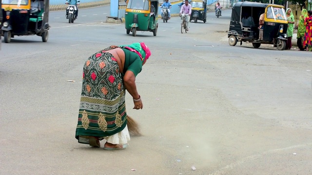 清扫公路的老妇人。视频素材