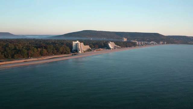 沙滩与绿松石绿色的海洋和沿海酒店视频下载