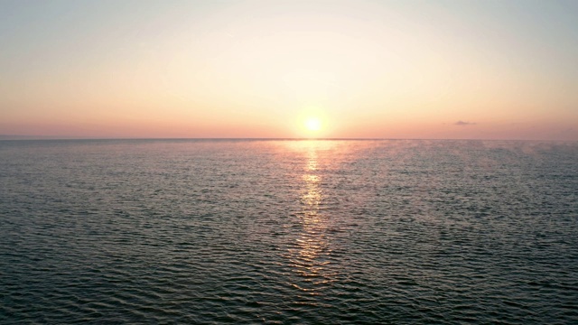 平静的海面上美丽的日出视频下载