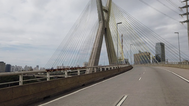 驾驶在圣保罗著名的斜拉桥。视频下载