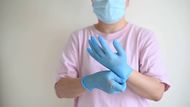 一名亚洲华人女性在清洁过程前戴着乳胶手术手套在家视频下载