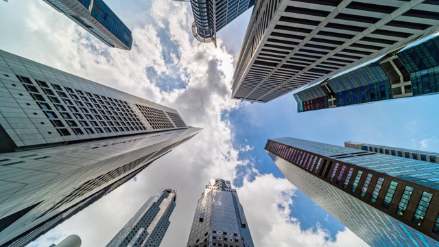 新加坡城市商业区摩天大楼的延时拍摄。晴天的天空上有云。低角度视图，缩小。亚洲金融经济、并购或现代建筑理念视频素材