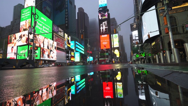 COVID-19对纽约时报广场夜生活的影响。2020年3月29日凌晨，受2019冠状病毒病的影响，从雨夜到凌晨，时代广场的人流和交通都消失了。视频下载