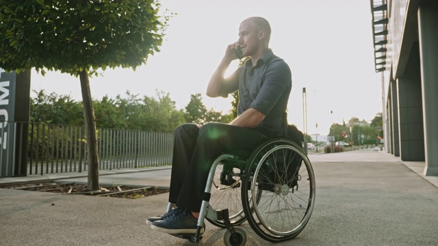 在户外使用智能手机的残疾商人视频素材