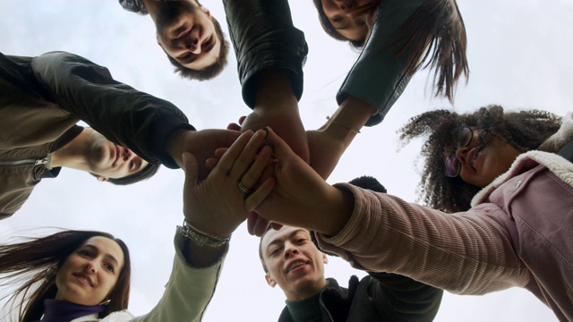 一群朋友团结一致，双手叠在一起视频素材