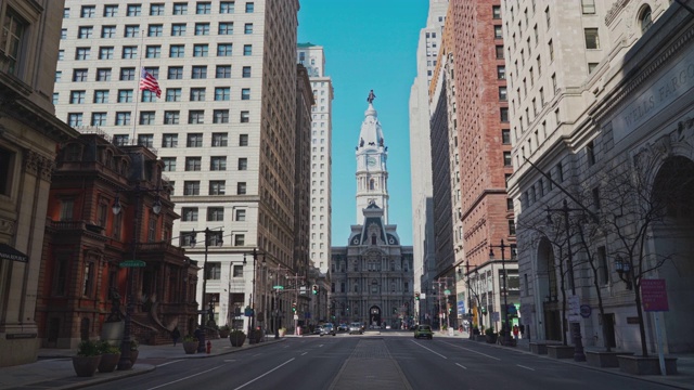 从南布罗德街看费城市政厅。向上的相机运动。视频素材