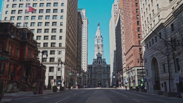 从南布罗德街看费城市政厅。摄像机运动向前发展。视频素材
